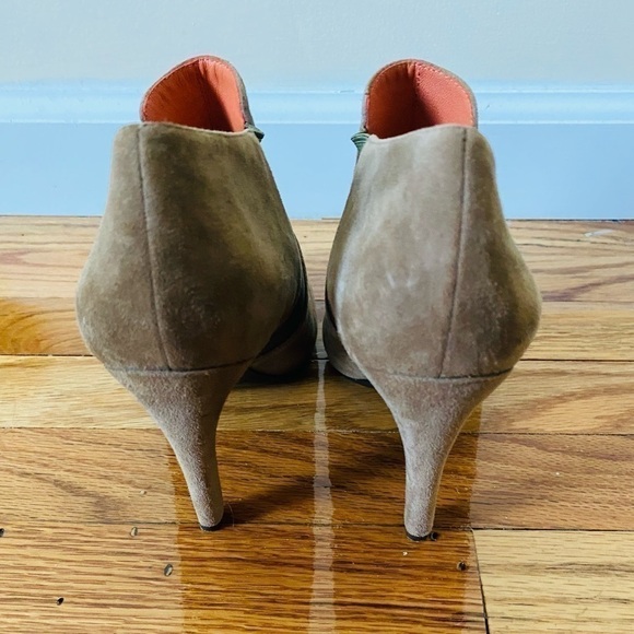 Via Spiga taupe suede ankle bootie with green fabric detail. 4.5 “ heel. Size 8. - Picture 4 of 10